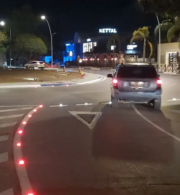 Foto Marbella pasos de peatones lumínicos de encendido inteligente Foto Marbella pasos de peatones lumínicos de encendido inteligente